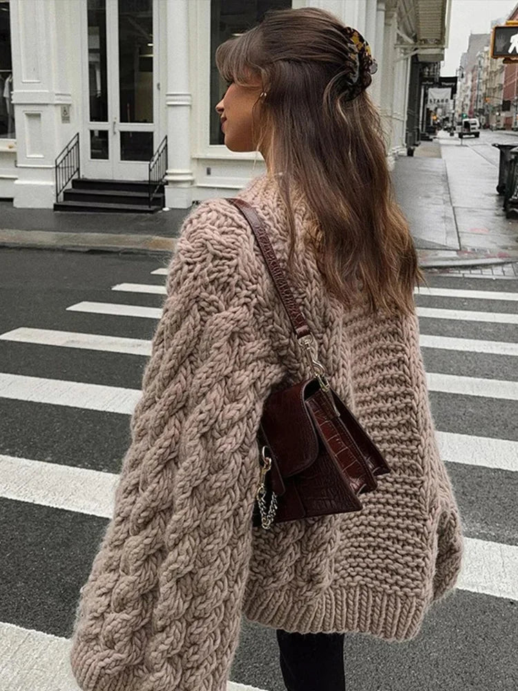 Lavore | Cozy Cable Knit Sweater